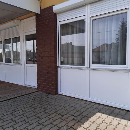 Fenyo Apartman Apartment Nagykata Exterior photo